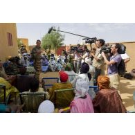 Le commandant des actions civilo-militaires (ACM) s'adresse aux caméras des journalistes à Gao, au Mali.