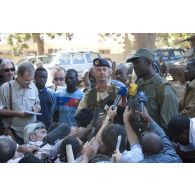 Le lieutenant-colonel Frédéric Edel répond aux questions des journalistes auprès de son homologue malien Sogoba à Niono, au Mali.