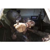 Un tireur du commando parachutiste n°20 (CPA 20) se place en trappe de son véhicule de l'avant blindé (VAB) à Markala, au Mali.