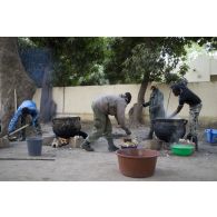 Des soldats maliens préparent l'ordinaire pour leur compagnie à Niono, au Mali.