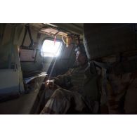 Un guideur aérien tactique avancé (GATA) du commando parachutiste de l'air n°20 (CPA 20) communique avec les avions de chasse survolant le convoi sur la route de Diabaly, au Mali.