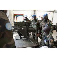 Présentation d'un système de tir Milan aux militaires ghanéens.
