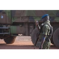 Un gendarme sénégalais prend des clichés des véhicules français au moyen d'un appareil photographie à la caserne de Kaolack, au Sénégal.