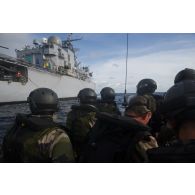 L'équipe de visite de la frégate de surveillance Ventôse part en mission à bord d'une embarcation de transport rapide pour commandos (ETRACO) en mer des Caraïbes.