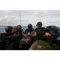 L'équipe de visite de la frégate de surveillance Ventôse part en mission à bord d'une embarcation de transport rapide pour commandos (ETRACO) en mer des Caraïbes.