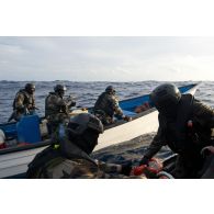 L'équipe de visite de la frégate de surveillance Ventôse aborde l'embarcation de narcotrafiquants en mer des Caraïbes.