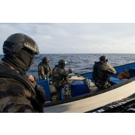 L'équipe de visite de la frégate de surveillance Ventôse aborde l'embarcation de narcotrafiquants en mer des Caraïbes.
