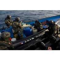 Des commandos de l'équipe de visite de la frégate de surveillance Ventôse tiennent des narcotrafiquants en joue lors de l'interception de leur embarcation en mer des Caraïbes.