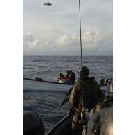 L'équipe de visite de la frégate de surveillance Ventôse intercepte une embarcation de narcotrafiquants avec l'appui d'un hélicoptère Panther AS 565 de la flottille 36F, en mer des Caraïbes.