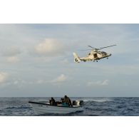 Un hélicoptère Panther AS-565 de la flottille 36F appuie l'interception d'une embarcation de narcotrafiquants par l'équipe de visite de la frégate de surveillance Ventôse en mer des Caraïbes.
