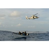 Un hélicoptère Panther AS-565 de la flottille 36F appuie l'interception d'une embarcation de narcotrafiquants par l'équipe de visite de la frégate de surveillance Ventôse en mer des Caraïbes.