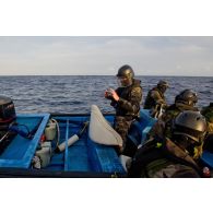Un commando de l'équipe de visite de la frégate Ventôse prend une embarcation de narcotrafiquants en photo pour la constitution d'un dossier lors d'une interception en mer des Caraïbes.