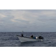 Des commandos de l'équipe de visite de la frégate de surveillance Ventôse fouillent une embarcation de narcotrafiquants interceptée en mer des Caraïbes.