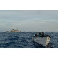 Des commandos de l'équipe de visite de la frégate de surveillance Ventôse fouillent une embarcation de narcotrafiquants interceptée en mer des Caraïbes.