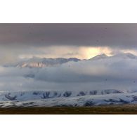 Paysage de montagnes afghanes enneigées à Mazar e Charif.