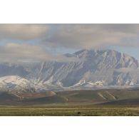 Paysage de montagnes afghanes à Mazar e Charif.