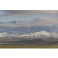 Paysage de montagnes afghanes à Mazar e Charif.