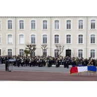 Le ministre de la Défense Jean-Yves Le Drian prononce l'éloge funèbre du caporal-chef Alexandre Van Dooren du 1er régiment d'infanterie de marine (1er RIMa) à Angoulême.
