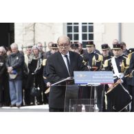 Le ministre de la Défense Jean-Yves Le Drian prononce l'éloge funèbre du caporal-chef Alexandre Van Dooren du 1er régiment d'infanterie de marine (1er RIMa) à Angoulême.