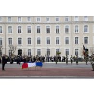 Le ministre de la Défense Jean-Yves Le Drian remet les insignes de chevalier de la Légion d'honneur à titre posthume au caporal-chef Alexandre Van Dooren à Angoulême.