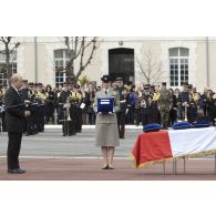 Le ministre de la Défense Jean-Yves Le Drian remet les insignes de chevalier de la Légion d'honneur à titre posthume au caporal-chef Alexandre Van Dooren à Angoulême.