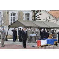 Le ministre de la Défense Jean-Yves Le Drian rend hommage au caporal-chef Alexandre Van Dooren lors de la sonnerie aux morts à Angoulême.