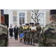 Le ministre de la Défense Jean-Yves Le Drian rend hommage au caporal-chef Alexandre Van Dooren lors de la levée du cercueil à Angoulême.