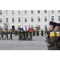 Des marsouins du 1er régiment d'infanterie de marine (1er RIMa) portent le cercueil du caporal-chef Alexandre Van Dooren à Angoulême.