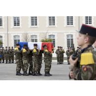 Des marsouins du 1er régiment d'infanterie de marine (1er RIMa) portent le cercueil du caporal-chef Alexandre Van Dooren à Angoulême.