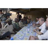 Le ministre de la Défense Jean-Yves Le Drian rencontre le gouverneur du district de Bamako Georges Togo aux côtés du général Ibrahima Dahirou Dembélé, chef d'état major des armées (CEMA) maliennes, au Mali.