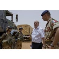 Le ministre de la Défense Jean-Yves Le Drian rencontre des soldats du détachement logistique à Gao, au Mali.