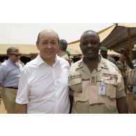 Le ministre de la Défense Jean-Yves Le Drian pose aux côtés du major général nigérian Sehu Usman Abdulkadir de la mission internationale de soutien au Mali sous conduite africaine (MISMA) à Gao, au Mali.