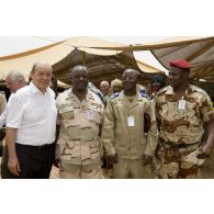 Le ministre de la Défense Jean-Yves Le Drian pose aux côtés d'officiers généraux nigérians et tchadiens de la mission internationale de soutien au Mali sous conduite africaine (MISMA) à Gao, au Mali.