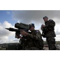 Une batterie de missiles Mistral surveille l'espace aérien du Sud-Liban, en application de la résolution 1701 des Nations unies. Tireur en poste avec son binôme observateur.