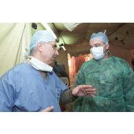 Activités de l'hôpital jordanien de Mazar e Charif. Intervention chirurgicale au bloc opératoire en collaboration avec les médecins français.