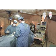 Activités de l'hôpital jordanien de Mazar e Charif. Intervention chirurgicale au bloc opératoire.