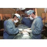Activités de l'hôpital jordanien de Mazar e Charif. Intervention chirurgicale au bloc opératoire.