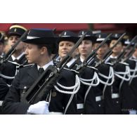 Revue des troupes à pied de l'EG (école de gendarmerie) de Montluçon lors de la cérémonie du 14 juillet 2011.