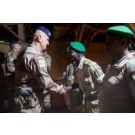 Le colonel Sébastien Barbot du 515e régiment du train (RT) remet un diplôme à un stagiaire malien aux côtés du colonel Emmanuel Violante-Charbuy à Gao, au Mali.