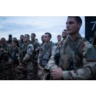 Les soldats du 515e régiment du train (RT) se rassemblent pour un briefing avant leur départ en mission à Gao, au Mali.