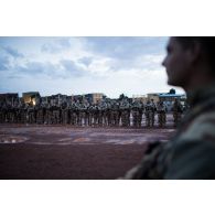 Les soldats du 515e régiment du train (RT) se rassemblent pour un briefing avant leur départ en mission à Gao, au Mali.