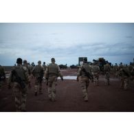 Les équipages du 515e régiment du train (RT) gagnent leurs véhicules pour un départ en mission à Gao, au Mali.