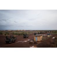 Des véhicules de l'avant blindés (VAB) ouvrent la voie au convoi du 515e régiment du train (RT) au départ de Gao, au Mali.
