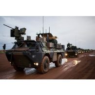 Un véhicule de l'avant blindé (VAB) à tourelle téléopérée (TOP) sécurise la route d'un convoi du 515e régiment du train (RT) au départ de Gao, au Mali.