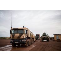 Un camion ravitailleur pétrolier de l’avant à capacité étendue (CARAPACE) se place dans un convoi sous la protection d'un véhicule blindé de combat d'infanterie (VBCI) du 1er régiment de tirailleurs (RTir) à Gao, au Mali.