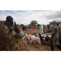Un soldat malien sécurise le périmètre à l'entrée du marché de Gossi, au Mali.