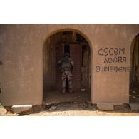 Un chasseur du 7e bataillon de chasseurs alpins (BCA) patrouille autour du centre de santé communautaire (CESCOM) du village d'Adiora, au Mali.