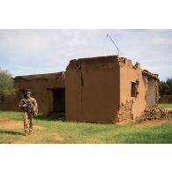 Un chasseur du 7e bataillon de chasseurs alpins (BCA) patrouille autour d'habitations du village d'Adiora, au Mali.