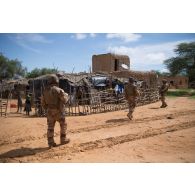 Des chasseurs du 7e bataillon de chasseurs alpins (BCA) patrouillent autour du village d'Adiora, au Mali.