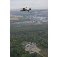 Vue aérienne d'un hélicoptère Tigre en survol de l'Ile-de-France : un château et son parc avant la cérémonie du 14 juillet 2011.